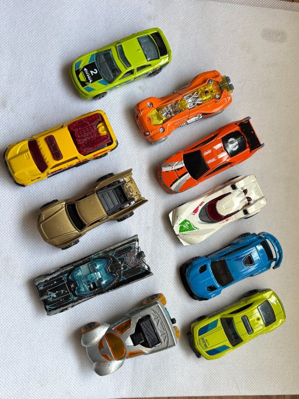 Hot Wheels Mystery Bags  10 cars